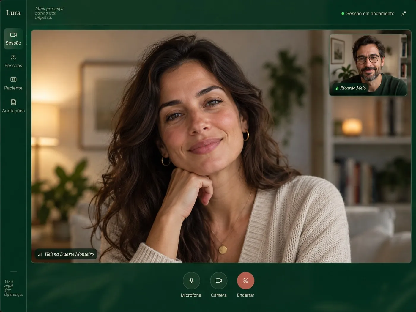 Tela de sessão online da Lura: a paciente em vídeo, o profissional no canto e os controles de microfone, câmera e encerrar.